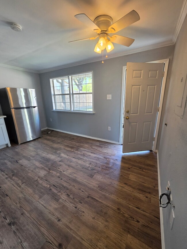 Área de cocina/sala de estar - 502 Big Rock St