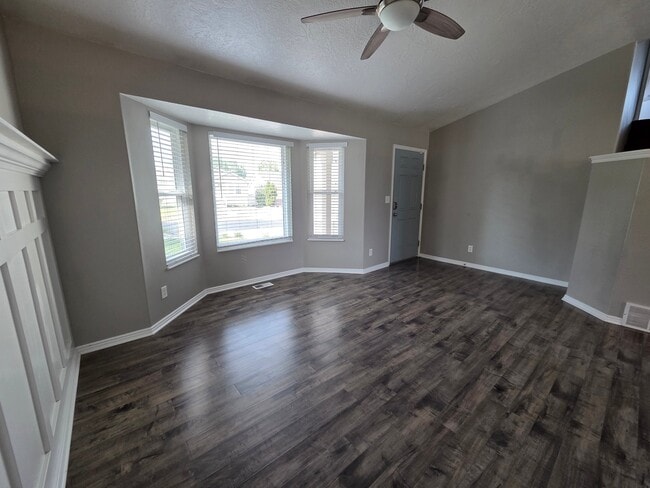 Photo - 247 Vineyard Way N