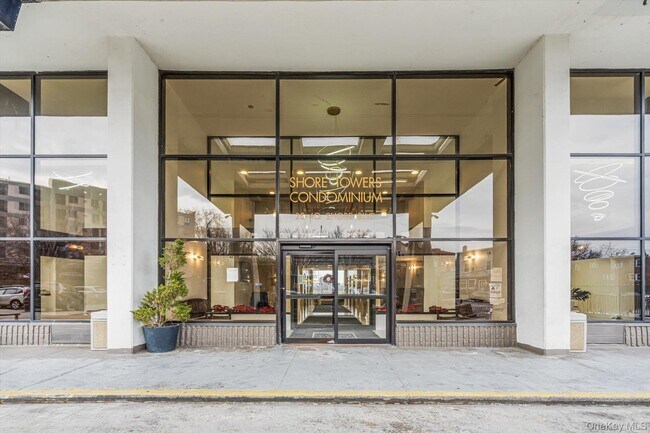 Photo - 25-40-40 Shore Blvd Unit 19E