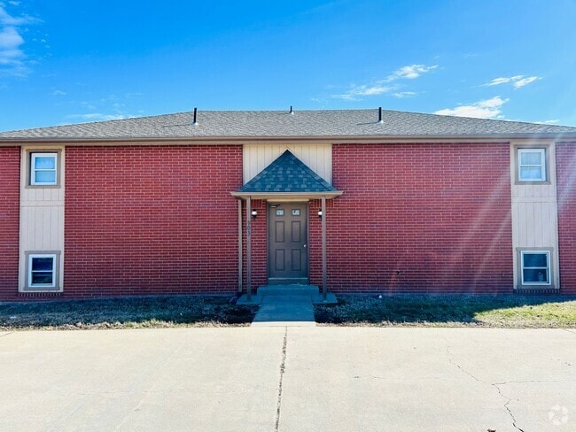 Building Photo - Spacious Two Bedroom Home