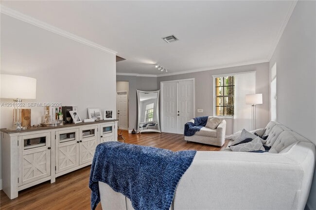 1095 Chenille Cir