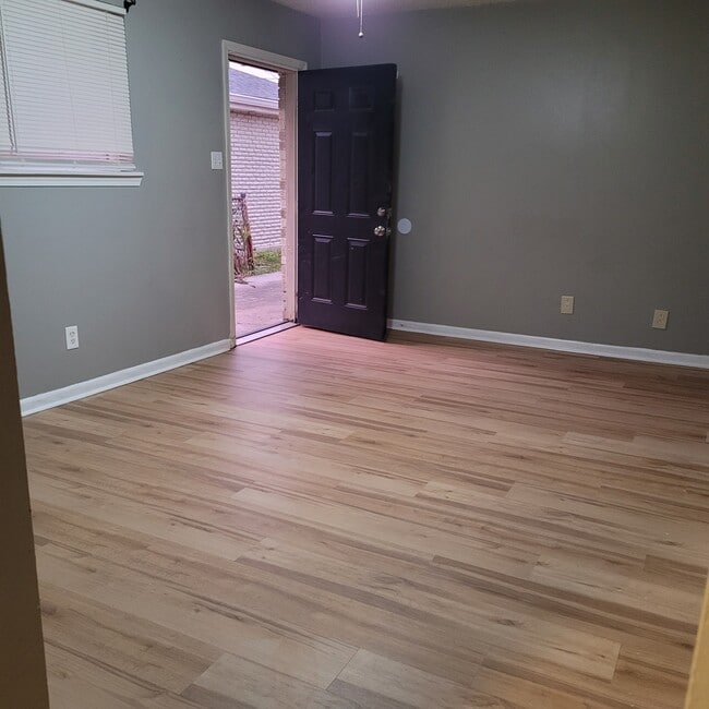 Living room - 804 Lyndell Ct