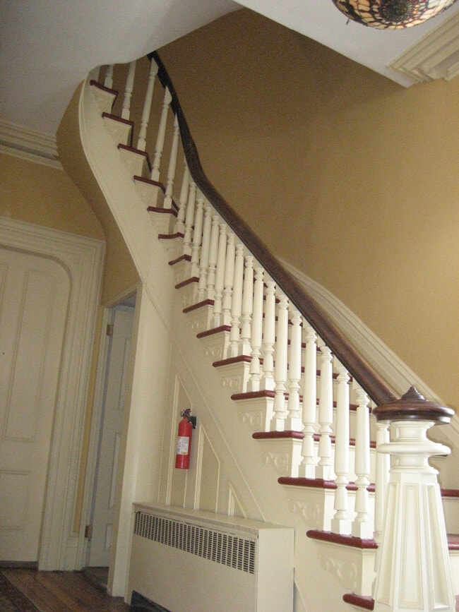 escalera a los apartamentos - 2587 South Ave Unidad #3