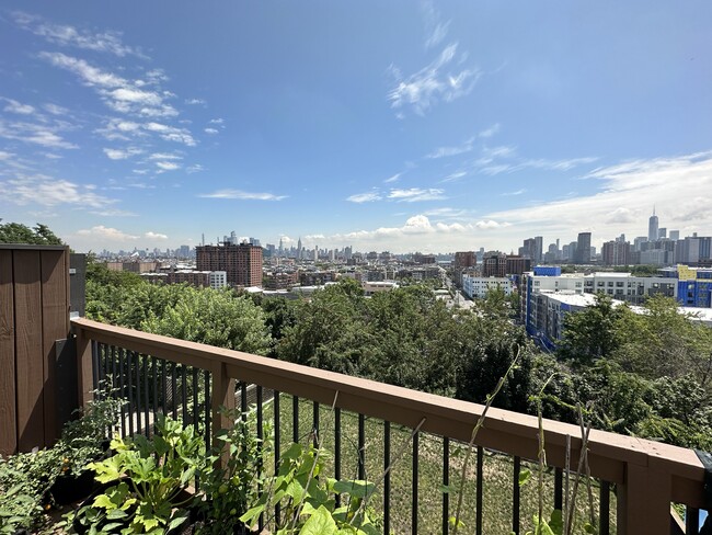 Balcony overlooking Hoboken and the NYC Skyline - 122 Ogden Ave Unidad 2 Rental