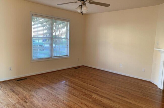 Photo - End Unit Townhouse in Wyndhurst