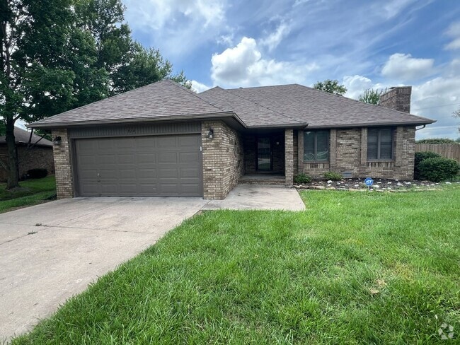 Building Photo - ALL BRICK HOME IN NIXA Located in McCroske...