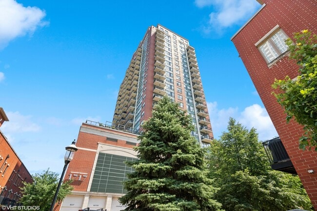 Building Photo - 1717 S Prairie Ave Unit 2209 Rental