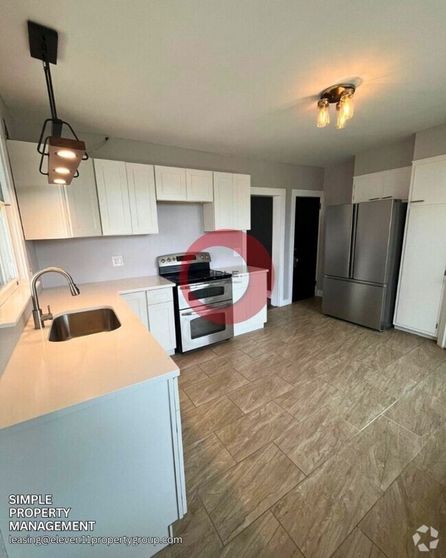 Building Photo - Four-bedroom 1.5 bath with Off street parking Rental