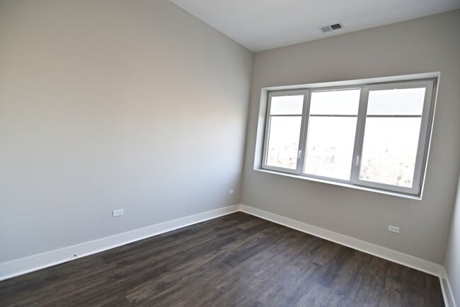 Photo - 957 W Irving Park Rd