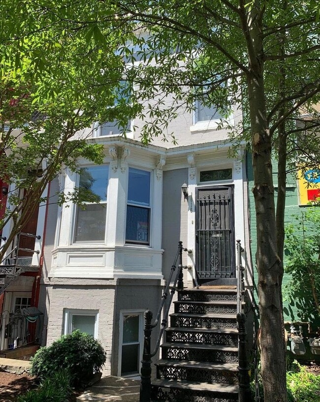 Building Photo - Great 3 BR 2 Bath Row Home in Shaw