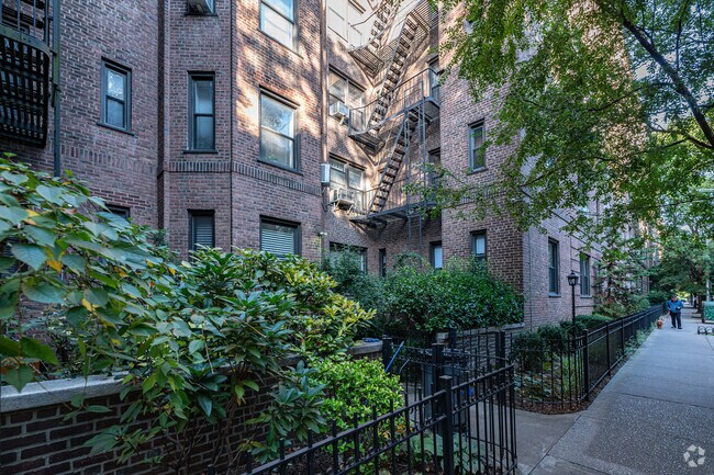 Photo - Colonial Court