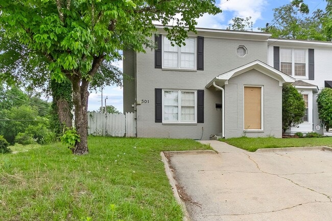Photo - Nice 2 Bed 2.5 Bath House! Available Fall 2026!