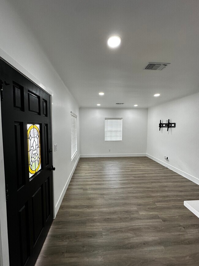 Entrada / Sala de estar - 2925 Artesia Blvd