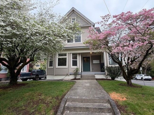 Building Photo - Gorgeous Newly Remodeled Upper Unit 3