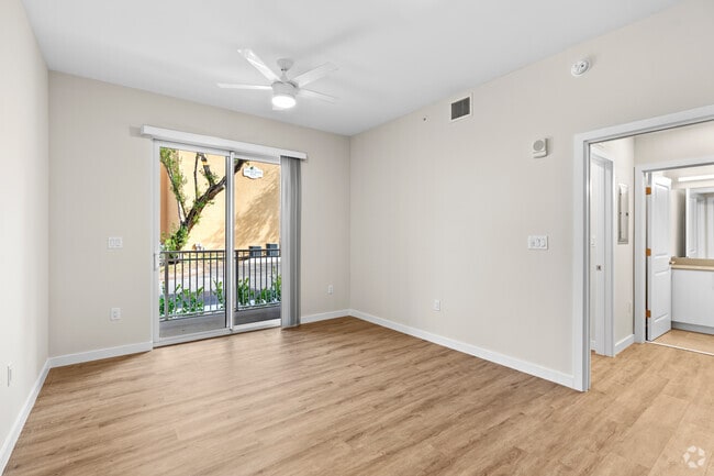 1BR, 1BA - 658SF - Living Room - Vista Verde at Deerwood