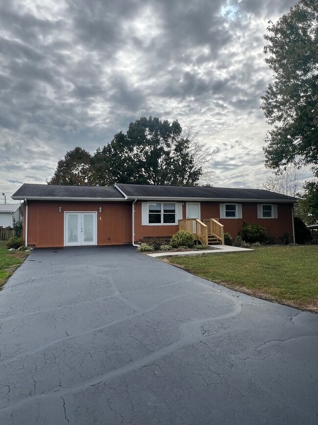 Photo - 185 Lois Dr