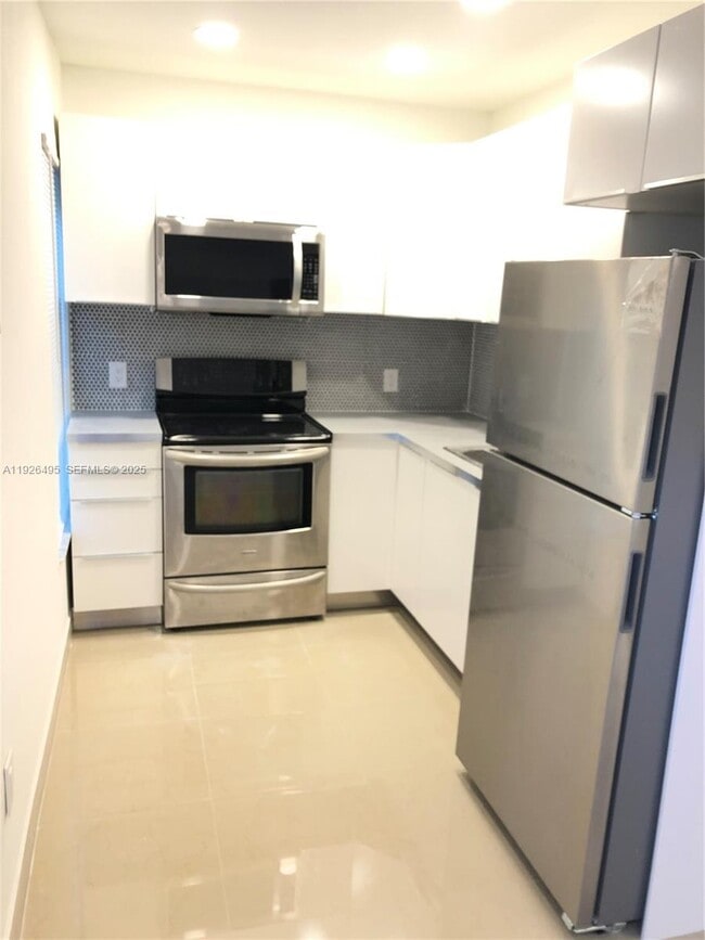 Building Photo - 2463 NE 183rd St Unit 2