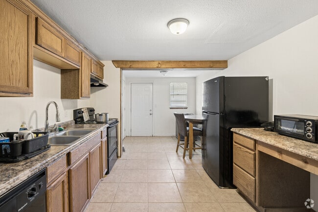 2BR, 1BA - 740SF - Kitchen