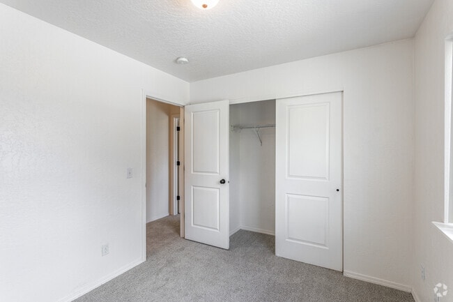 3BR, 2.5BA - 1,100 SF