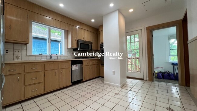 Building Photo - 20 Chetwynd Rd Unit 2 Rental