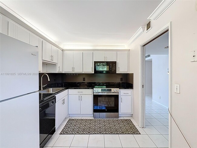 Building Photo - 605 Oaks Dr Unit 405