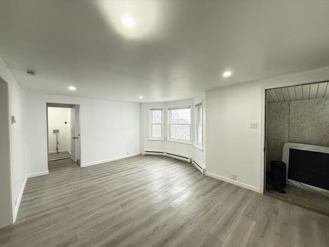 Photo - 735 Main St