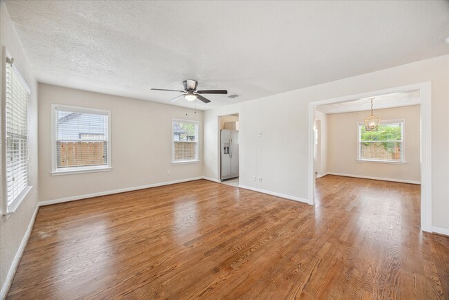 Photo - 4502 Hain St