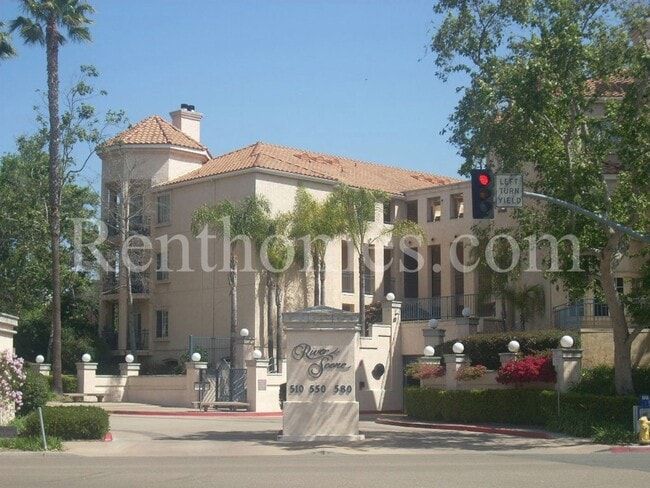 Building Photo - 510 Camino De La Reina