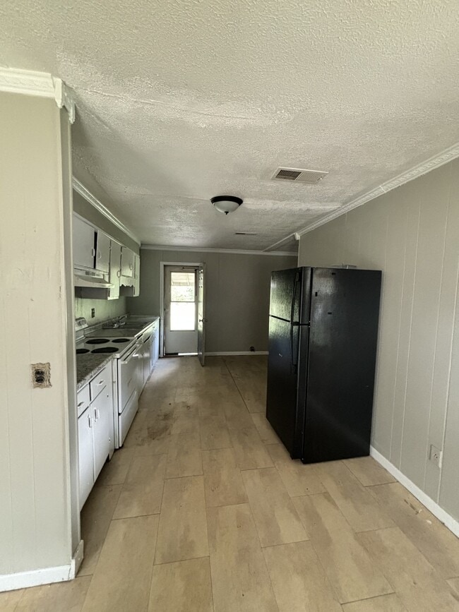 Photo - 850 Fernwood St