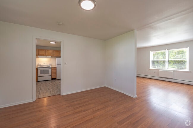 33 Kenneth St - 2 BD 1.5 BA