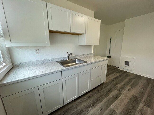 Photo - Charming Second Floor 1-Bedroom Close to Peninsula Park! Unit C