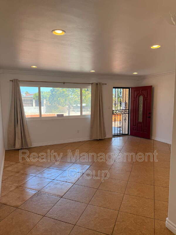 Photo - 98 E Palomar St