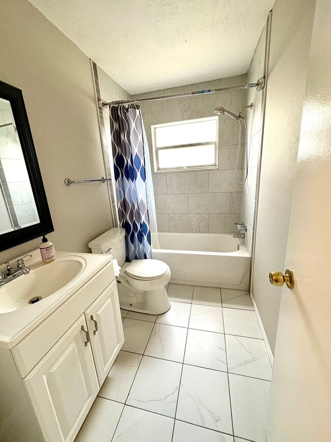 Photo - Beautiful 2/2 Available now!