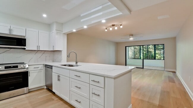 Building Photo - 542 Lakeside Dr