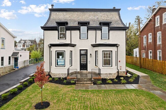 Building Photo - 472 Roxborough Ave