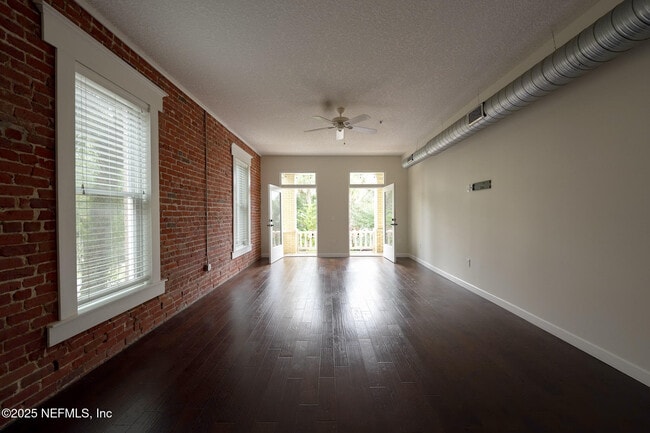 Photo - 115 W 2nd St Unidad 4