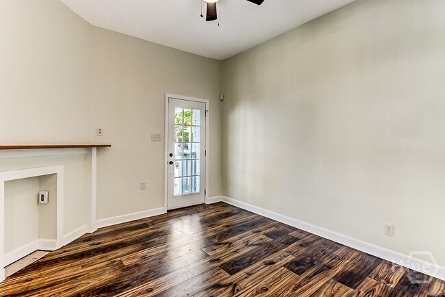 Photo - 307 W Henry St