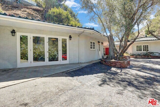 Photo - 2200 Outpost Dr