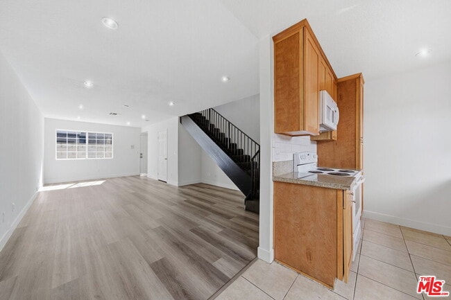 Building Photo - 6616 Sylmar Ave Unit 6