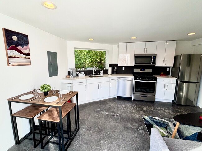 Building Photo - 110 Erie Ave Unit B