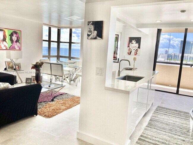 Photo - 2555 Collins Ave Unidad PH214