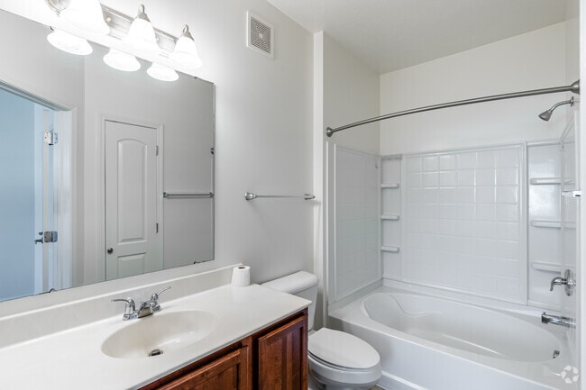 2BR, 2BA - 1,152SF - The Regal - Bathroom - Hidden Ridge