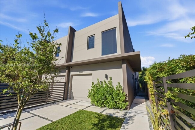 Building Photo - 2840 SW 32nd Ct