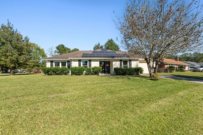 Building Photo - Beautifully Renovated Brick Home in a Quie...