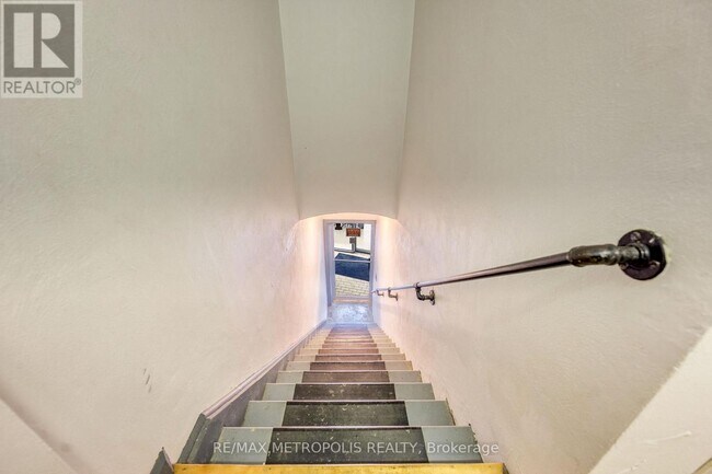 Photo - 1548 St Clair Pkwy