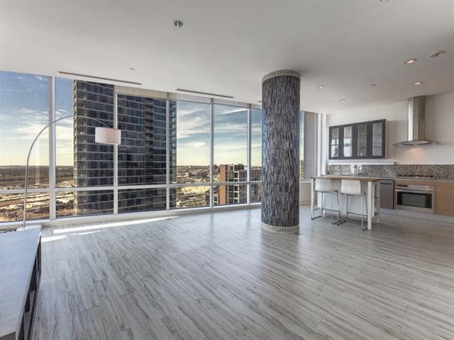 Building Photo - 2430 Victory Park Ln Unit 2301