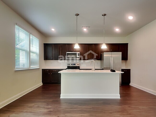 Photo - 611 Rivermist Dr