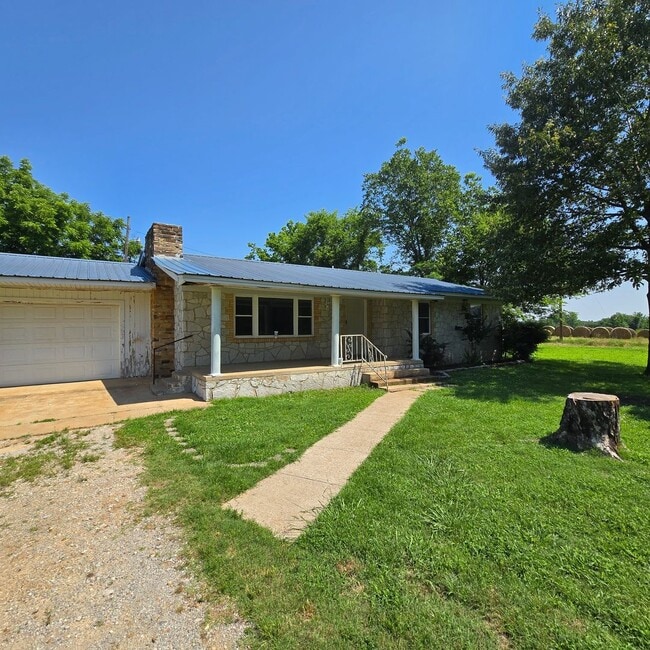 3 Bed • 1 Bath • Stonework Home in Newark ... - 3 Bed • 1 Bath • Stonework Home in Newark ...
