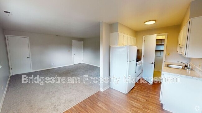 Building Photo - 92 W Franklin St Rental
