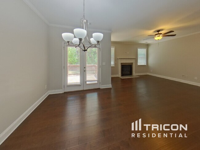 Photo - 385 Holdings Dr